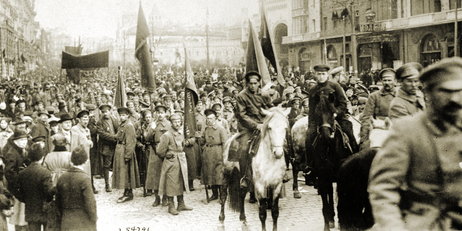 Bolshevik_soldiers_through_the_streets_of_Moscow