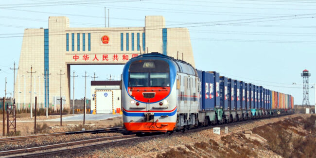 treno merci cinese alla stazione di  Alashankou