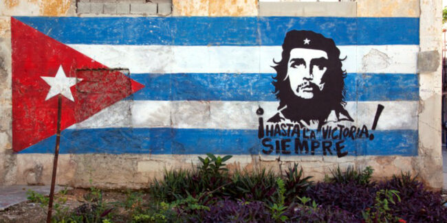 Hand_painted_mural_showing_the_Cuban_flag_and_Che_Guevara
