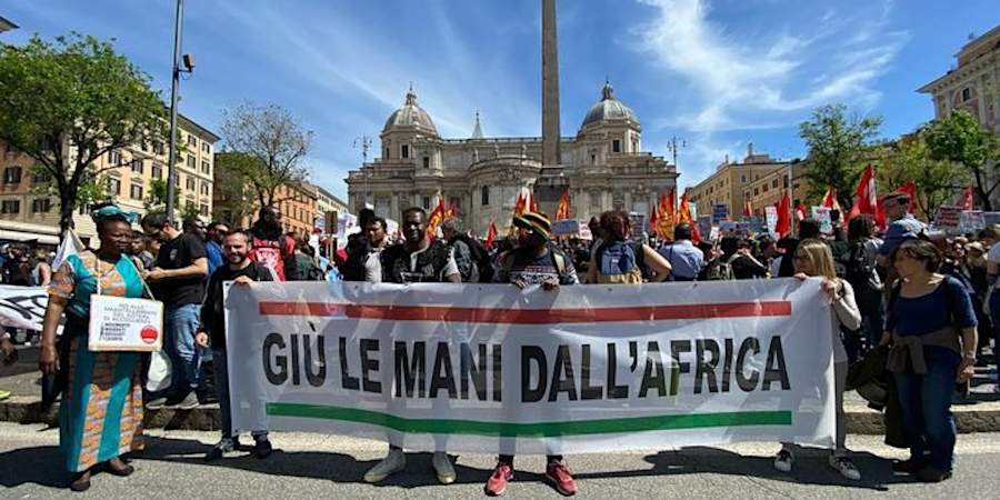 Giu-le-mani-dallAfrica