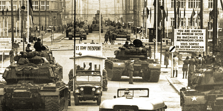 US_Army_tanks_face_off_against_Soviet_tanks_Berlin_1961