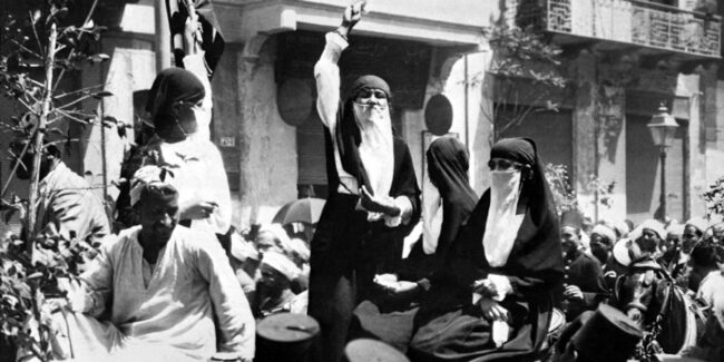 07-Harem_women_make_public_speeches_-_Egypt_1919