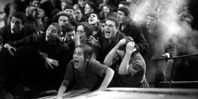 Arbeiter_in_der_Unterstadt_auf_dem_Set_von_Metropolis_1926