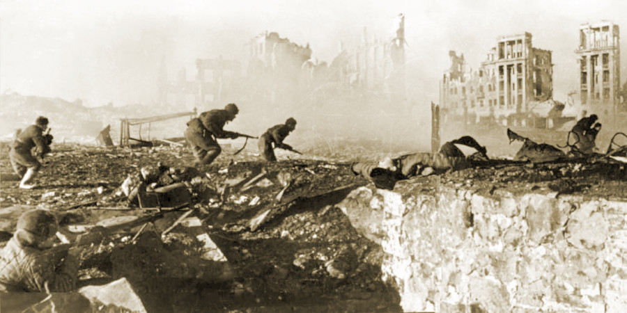 RIAN_archive_44732_Soviet_soldiers_attack_house-col2